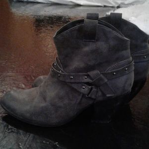 Low heeled boots
